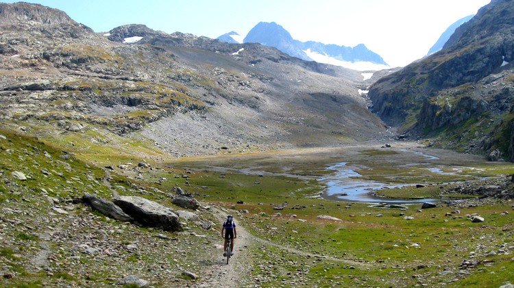 #10 Lac Tournant : Un ancien lac et Yann part vers la moraine Lac Tournant : Un ancien lac et Yann part vers la moraine