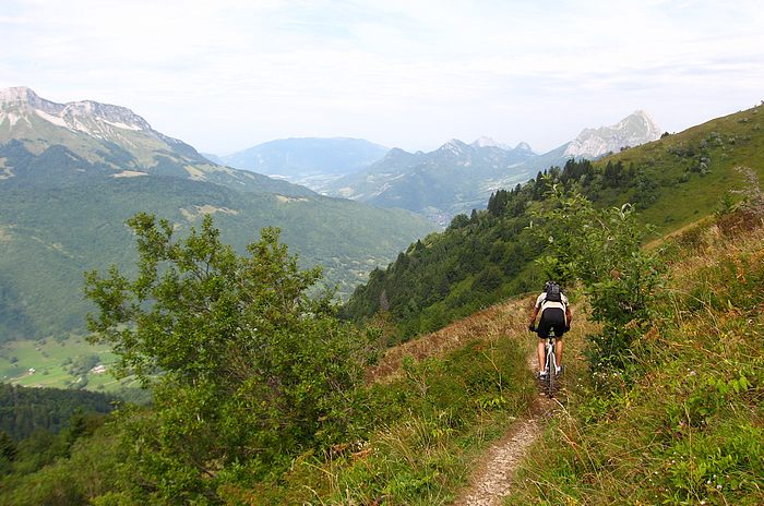 #5 Pierre Besse : Avec vue sur l Pierre Besse : Avec vue sur l'intérieur des Bauges (colombier, Trélod)