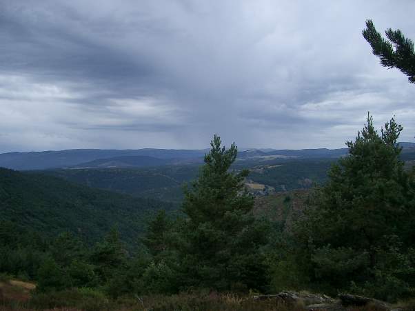 #28 Aprés un portage au point 1030, avant de plonger sur Chalendas. Vue sur le plateau entre Ardèche et Lozère. Au fond à gauche le Mt Lozère Aprés un portage au point 1030, avant de plonger sur Chalendas. Vue sur le plateau entre Ardèche et Lozère. Au fond à gauche le Mt Lozère