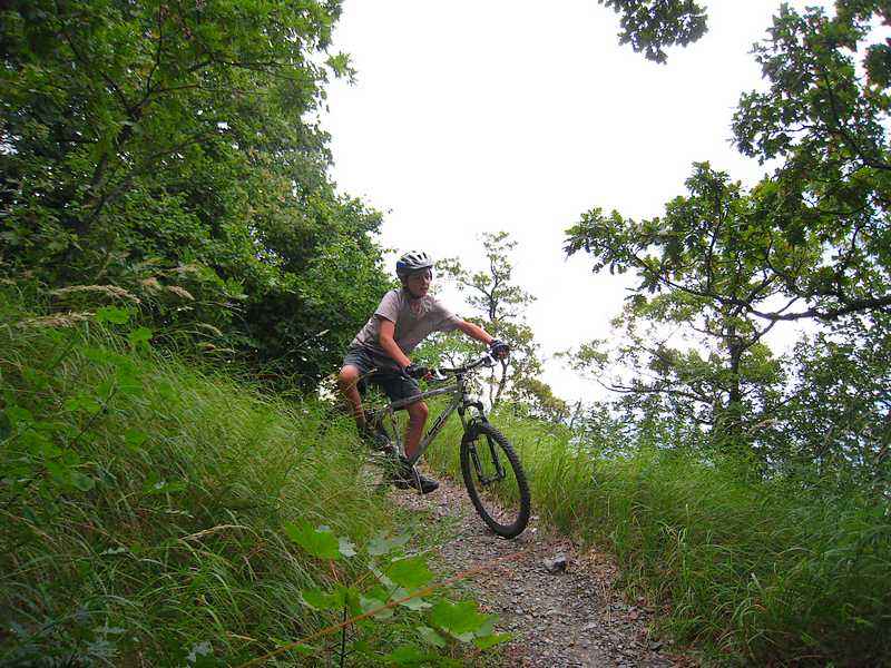 #2 Epingle : 2eme leçon : on écarte le genou intérieur et on incline un peu le VTT dans le virage Epingle : 2eme leçon : on écarte le genou intérieur et on incline un peu le VTT dans le virage