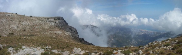 #4 Cime de Gallian (ou gariglian) : La cime de Gallian et la baisse des Cabanelles en contrebas. Au fond la baie de Menton. Cime de Gallian (ou gariglian) : La cime de Gallian et la baisse des Cabanelles en contrebas. Au fond la baie de Menton.