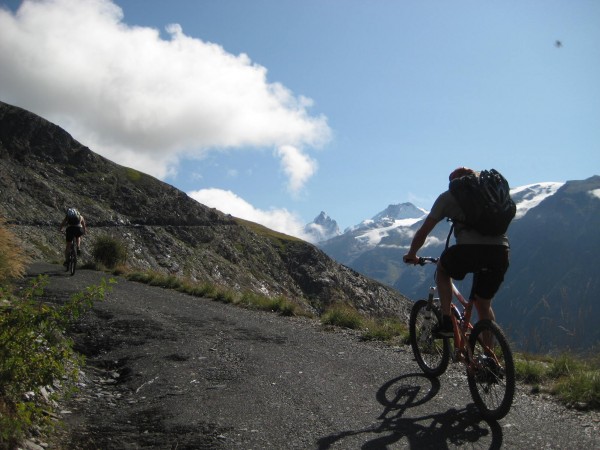 Piste contemplative : On a tout le loisir d'admirer La Meije et le Rateaux.