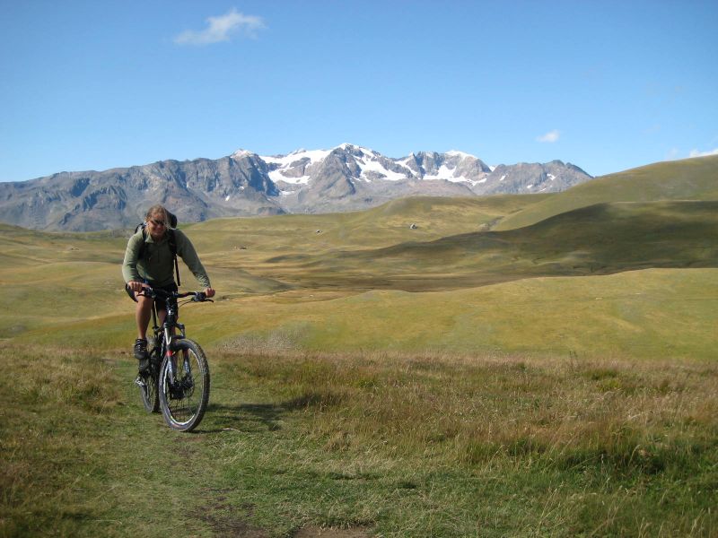 Montée au col Souchet : Sur fond de pic Bayle.