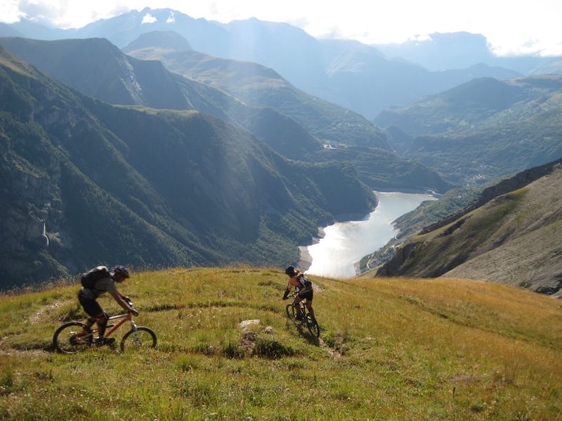 Descente des Clots : ça plonge presque sur le lac Chambon.