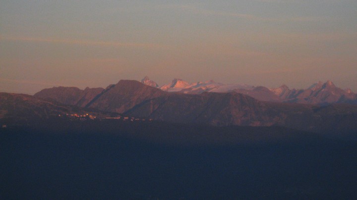 Ecrins : Meije, Rateau et glacier de Mont de Lans tous blanc alors que Chamrousse profite des derniers rayons