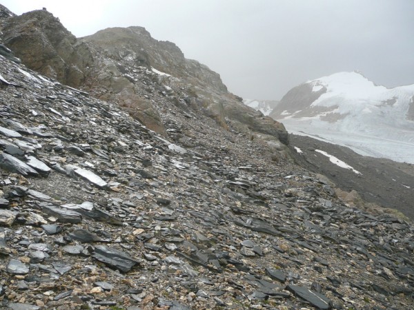 Cime de la Valette : Portage sous la pluie et dans un pierrier mouillé vers la Cime de la Valette