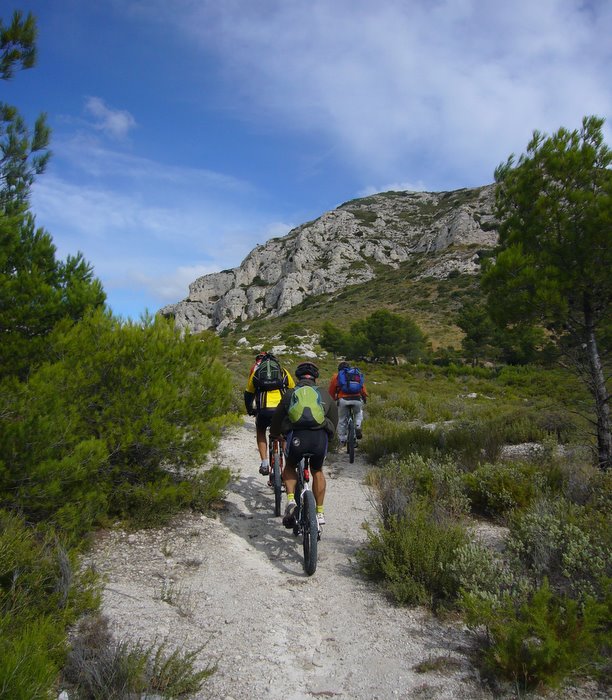 #10 Grupetto : Nos amis vauclusiens avant de monter dans le vallon sous la piste des Lombards. Grupetto : Nos amis vauclusiens avant de monter dans le vallon sous la piste des Lombards.