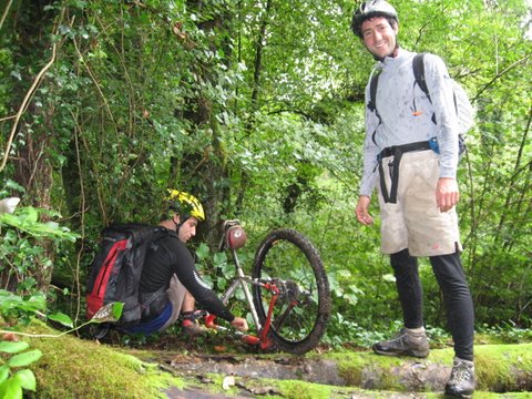 passage de troncs : cette fois c'est sur on du perdre le balisage des pèlerins...