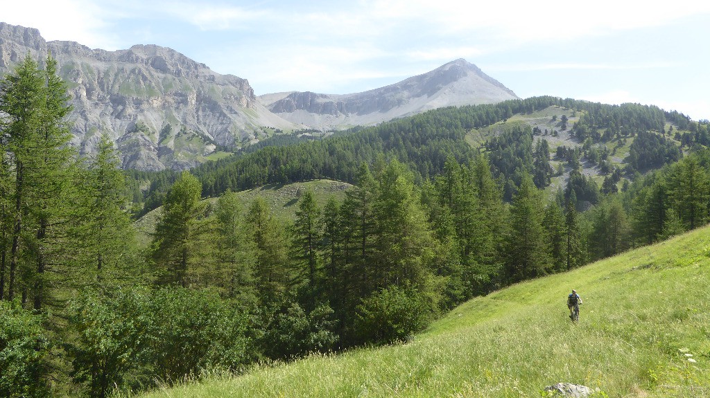 La col des Trente souches au loin