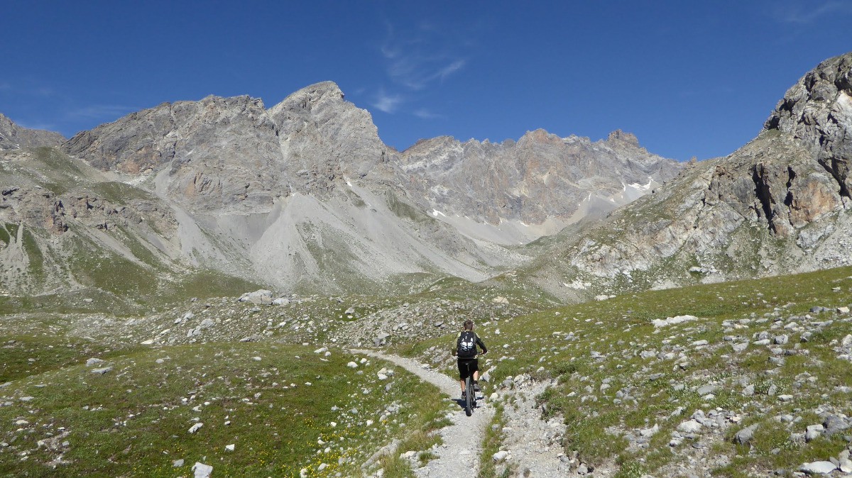 Le long vallon s'ouvre à nous