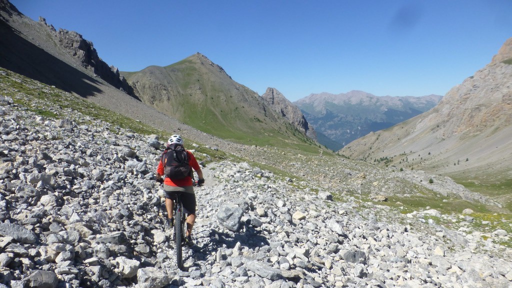 Sentier à flanc sous Viraysse