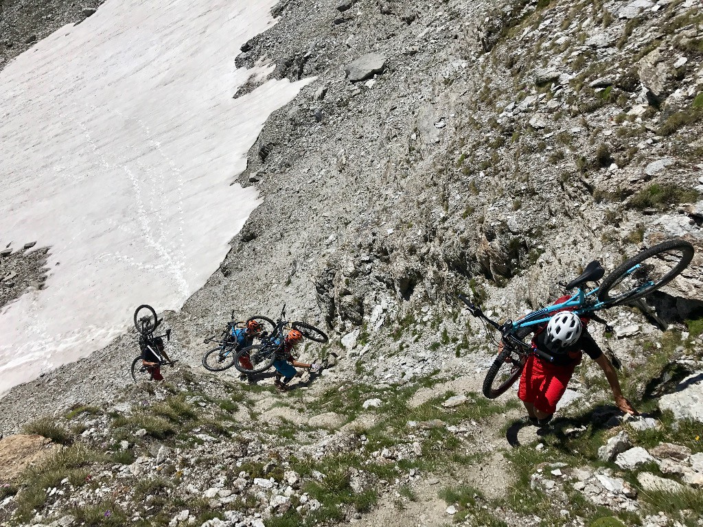 Portage sous le Pas de la Coche