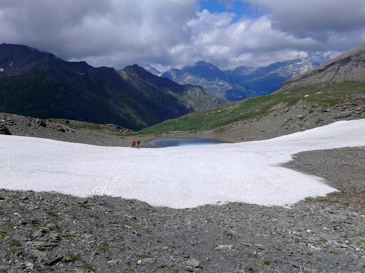 gouille à névé sous le col Pelouse