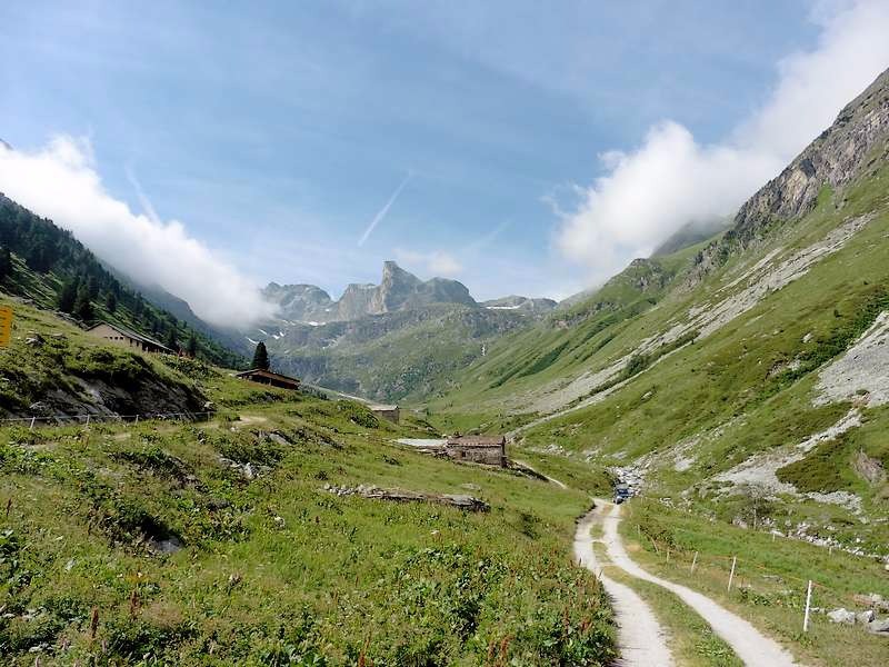 Vallon d'Etache, bout de la piste : ils devraient être la haut en face