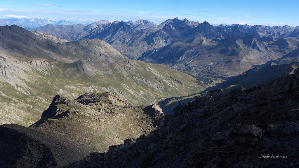 vu depuis la Tête de l'Enchastraye vers le vallon du Lauzanier et la tête de Moïse au fond.