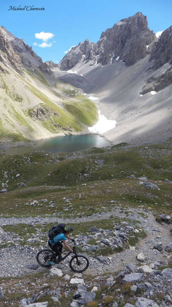 En descendant vers le lac d'Apsoï