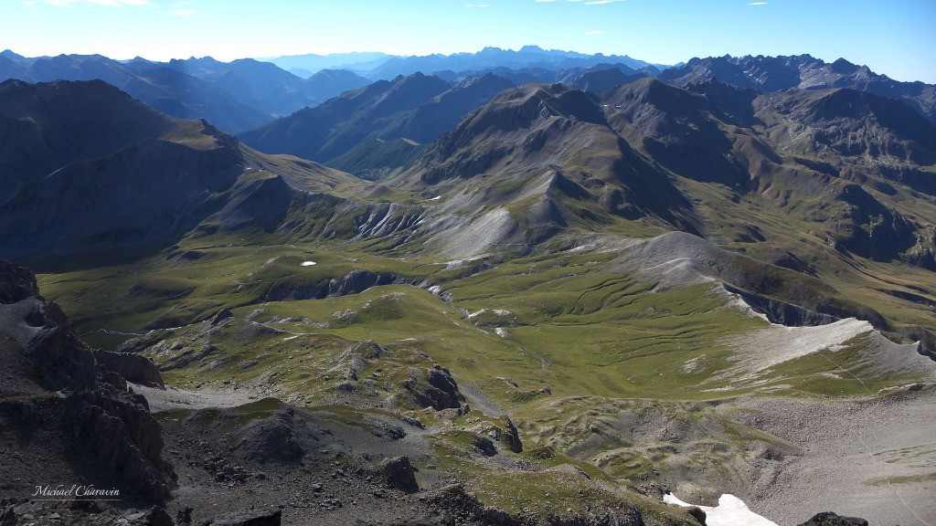 Vue depuis la Tête de l'Enchastraye vers la Bassa di Colombart et le col de Pouriav