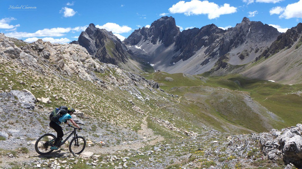 En descendant vers le lac d'Apsoï (au fond la Tête de Moïse)