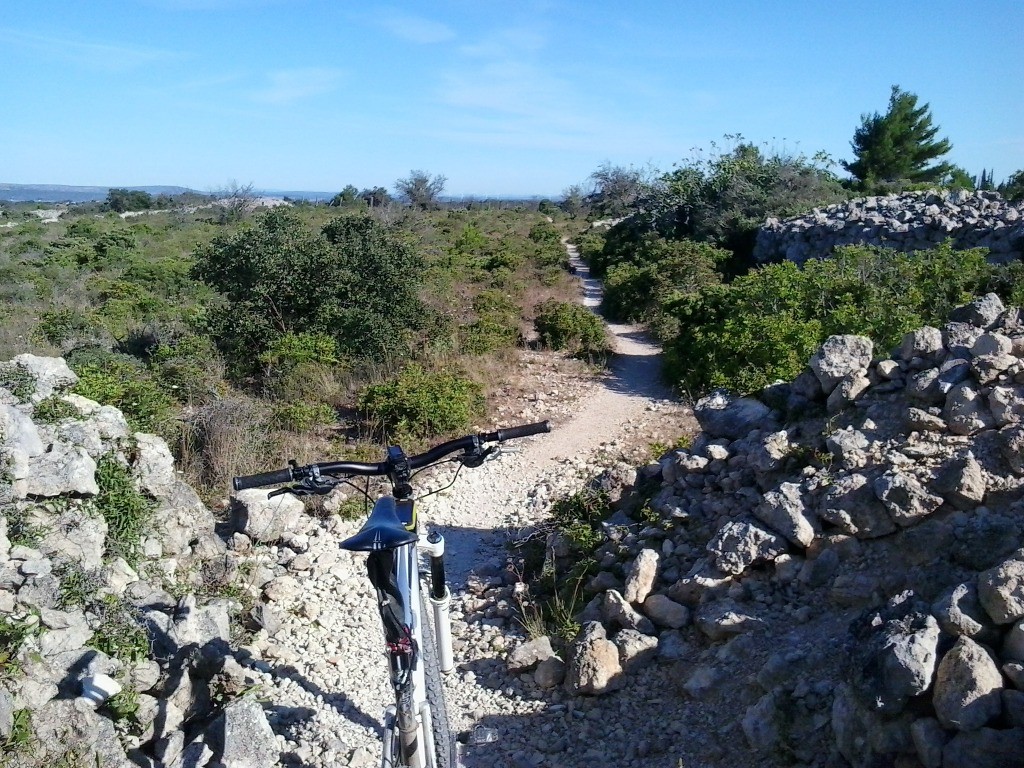 Sentier perdu sur le plateau