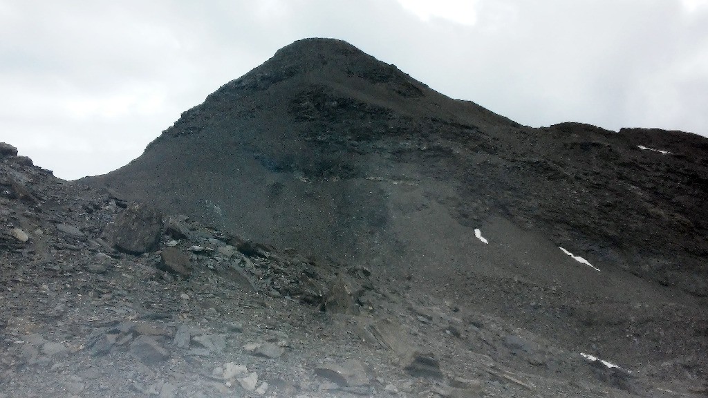 Coup de rétro sur la Pointe Costans, le sentier monte dans la face.