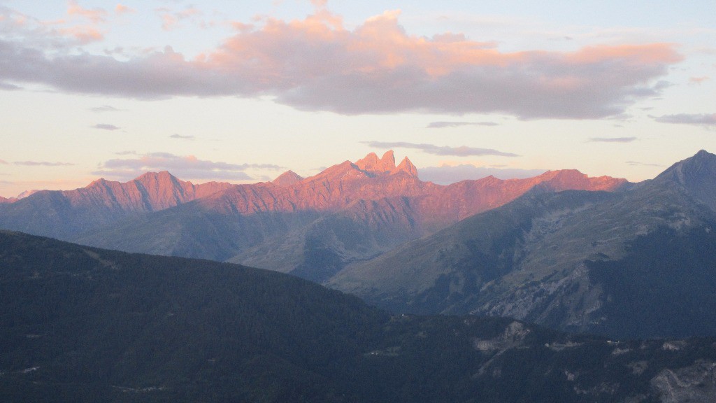 Le jour se lève sur les Aiguilles d'Arves