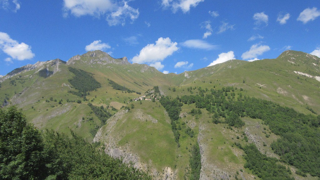 Village perché en bas de la vallée des Encombres