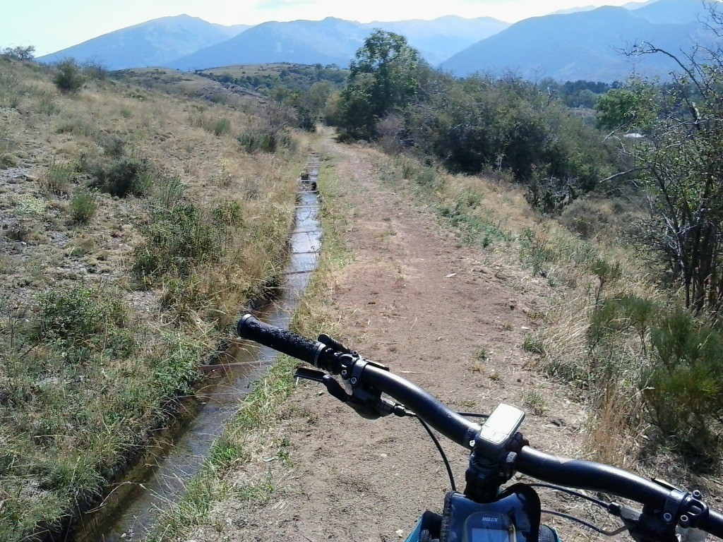 Sentier le long du canal