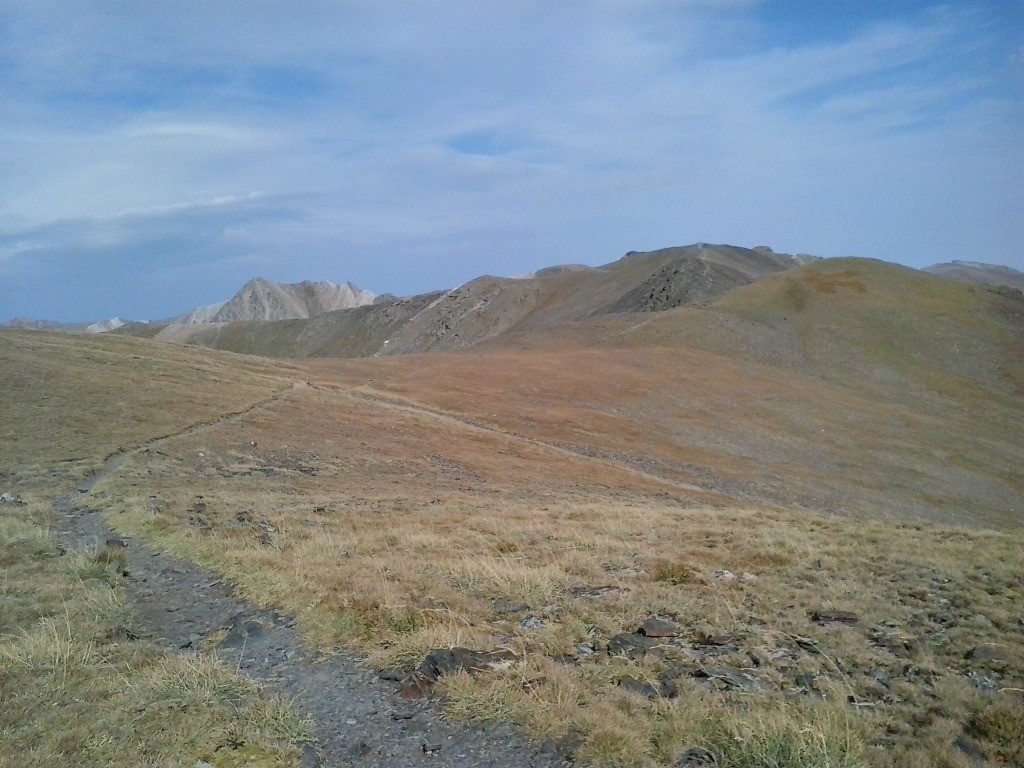 Vers le col des nou creus, le sentier part vers la pic de la Fossa Del Gegant