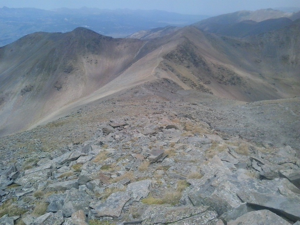 Début de la descente du Puigmal, on voit le sentier qui file vers le Petit Puigmal de Sègre