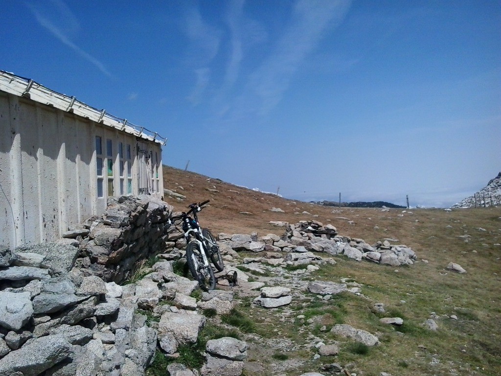 Petit refuge en tôle de la Porteille de la Rotja