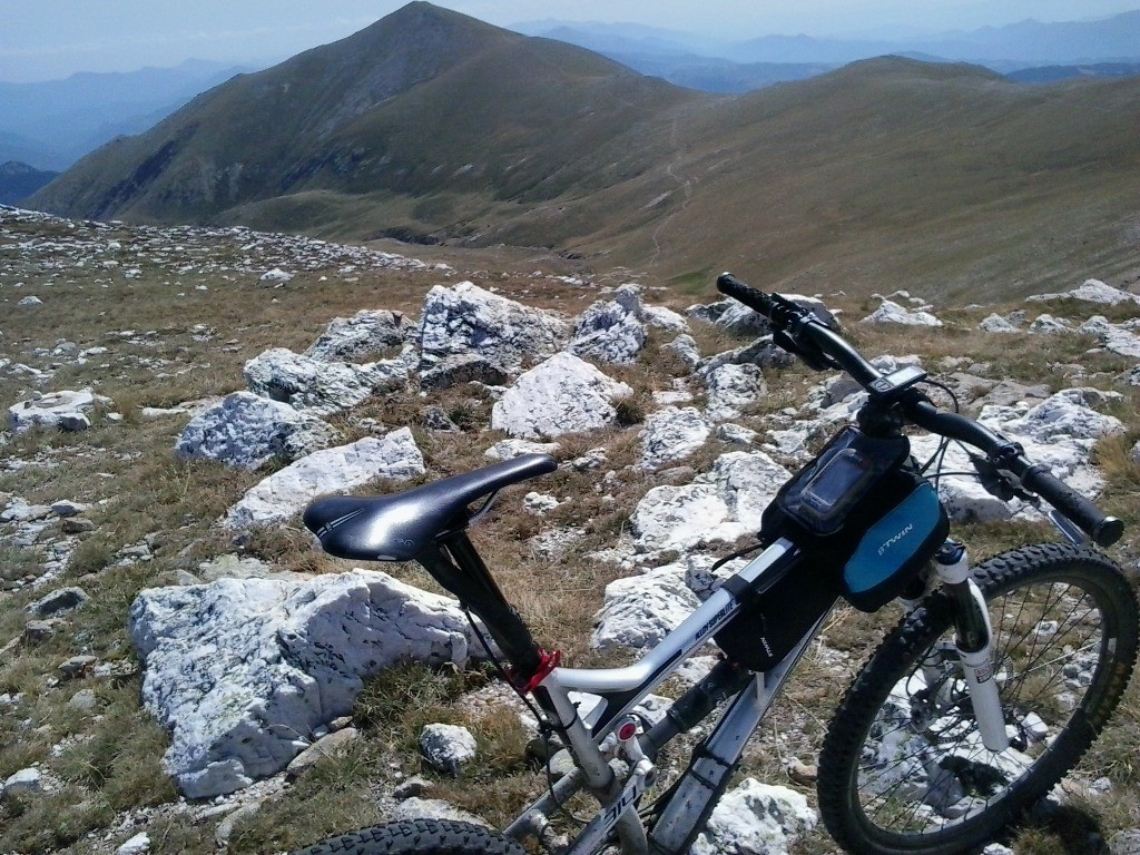 Le costabonne depuis le Roc Colom, les deux sentiers à droite et au centre ont l'air bien