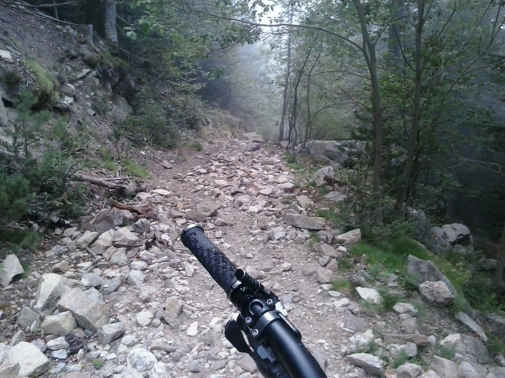 #21 Le sentier pourri sur le col du cheval mort : pavasse en liberté Le sentier pourri sur le col du cheval mort : pavasse en liberté