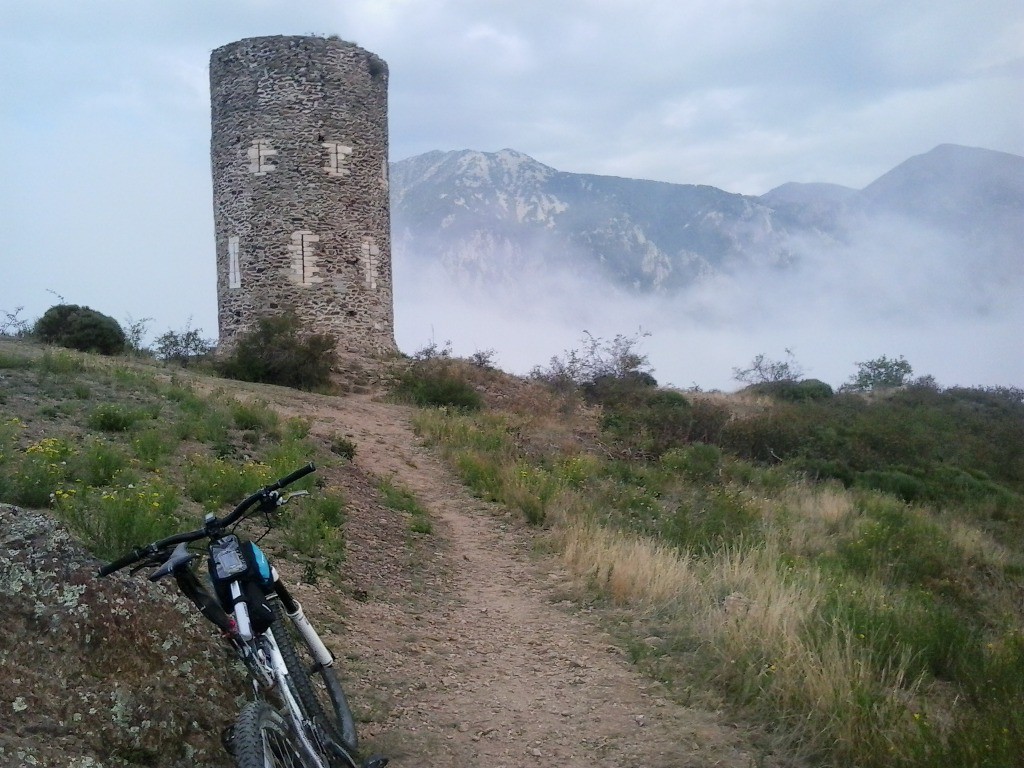 La tour de Goa et un Canigou fantôme