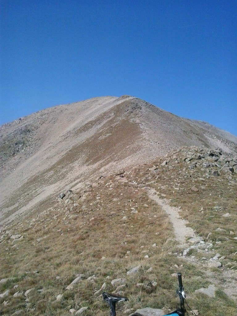 #2 Le pic de Bastiment l Le pic de Bastiment l'arête ne semble pas roulable