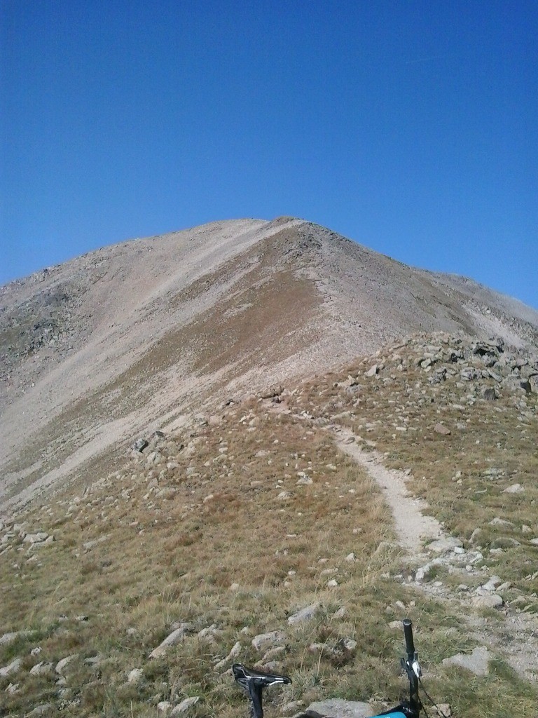 Le pic de Bastiment l'arête ne semble pas roulable