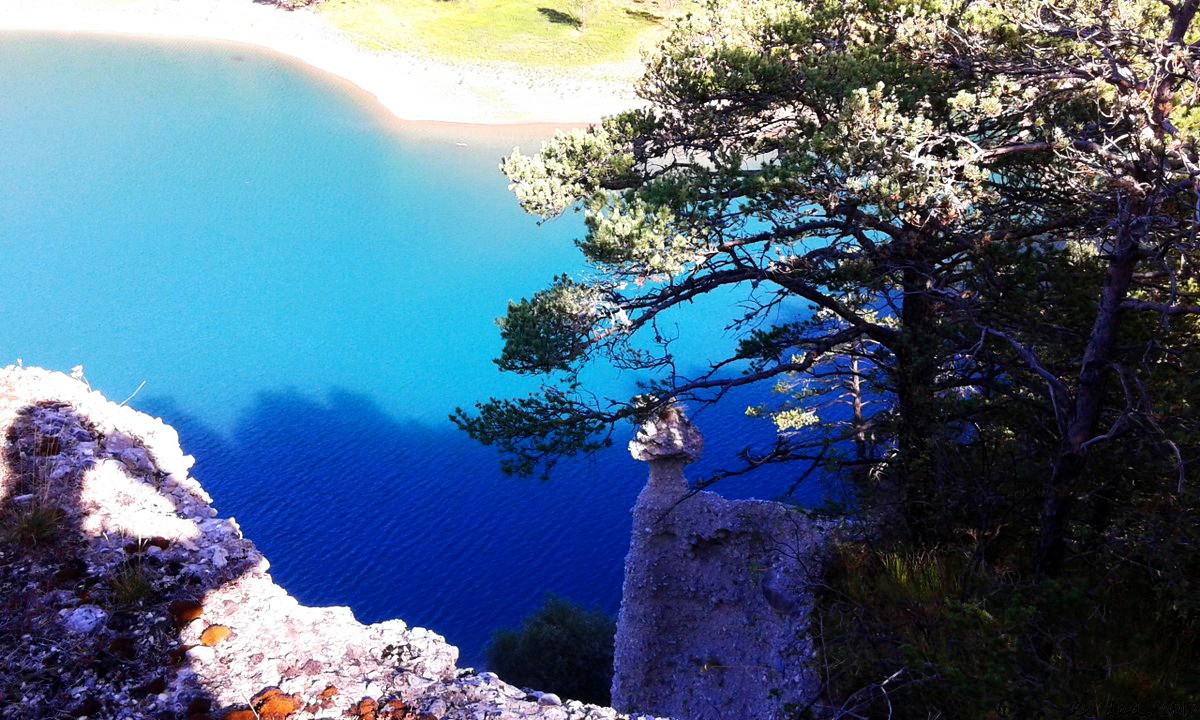 lac du sautet et Demoiselle (qui nage) coiffée