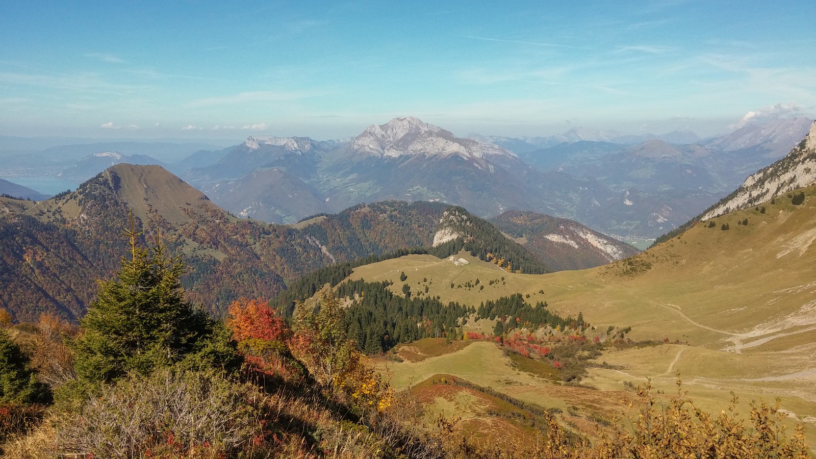 Lac d'Annecy au loin