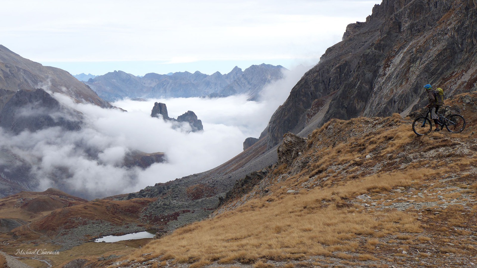 #3 Vallone Maurin, nous marquons des arrêts réguliers pour profiter de la vue sur les Roccas Castello et Provenzale : 2 tours de quartzite qui émergent de la nebbia ambiante. Vallone Maurin, nous marquons des arrêts réguliers pour profiter de la vue sur les Roccas Castello et Provenzale : 2 tours de quartzite qui émergent de la nebbia ambiante.