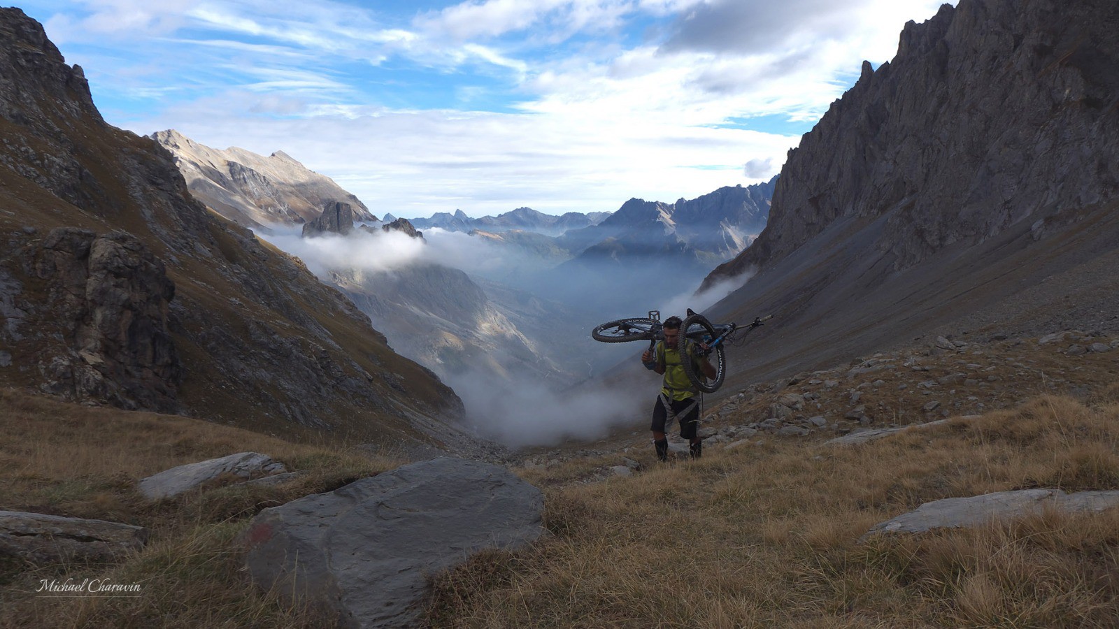 Long portage de 800 mètres de D  dans le vallon encaissé dell'Infernetto.