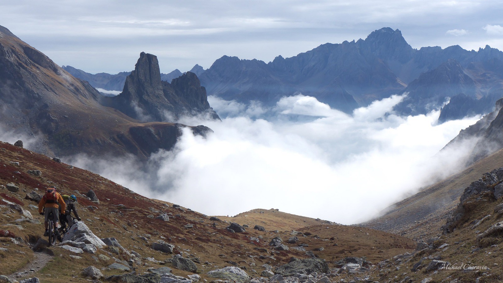 Plus on descend, plus le sentier demande de moduler sa vitesse du fait des blocs de quartzite et des petites ornières qui dégradent pas mal le sentier.