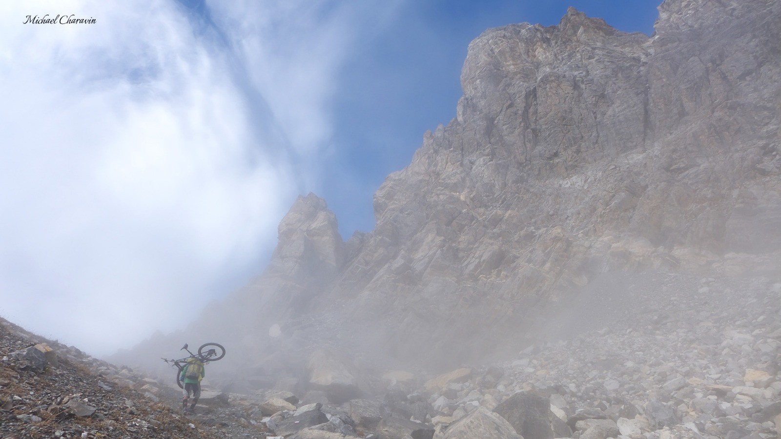 Le premier challenge du jour est le franchissement du col de Stroppia (2865 m).