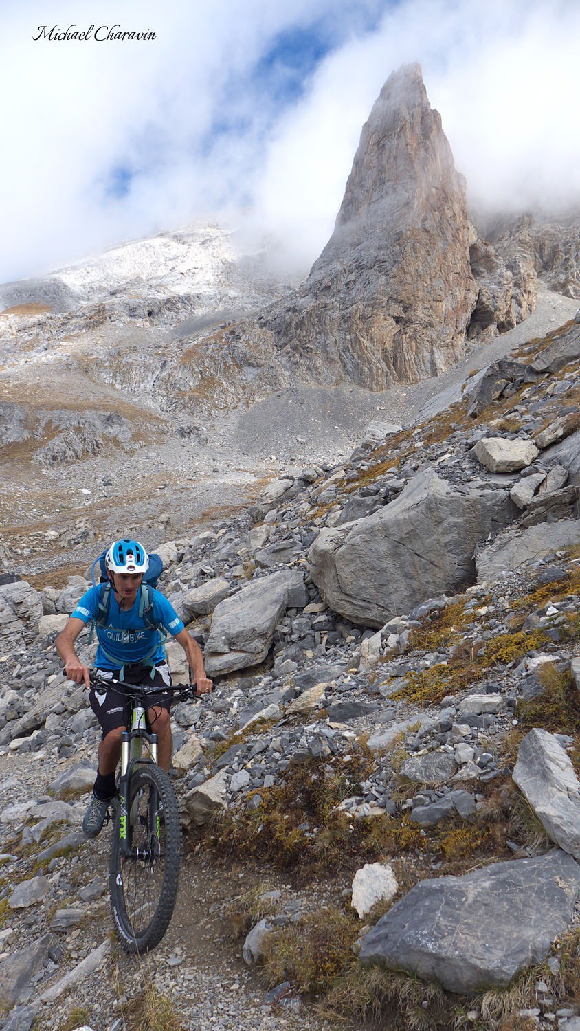 Sous l'Aiguillette du Vallonnet, les gars s'accrochent à leurs cintres pour remonter la sente aussi haut que possible