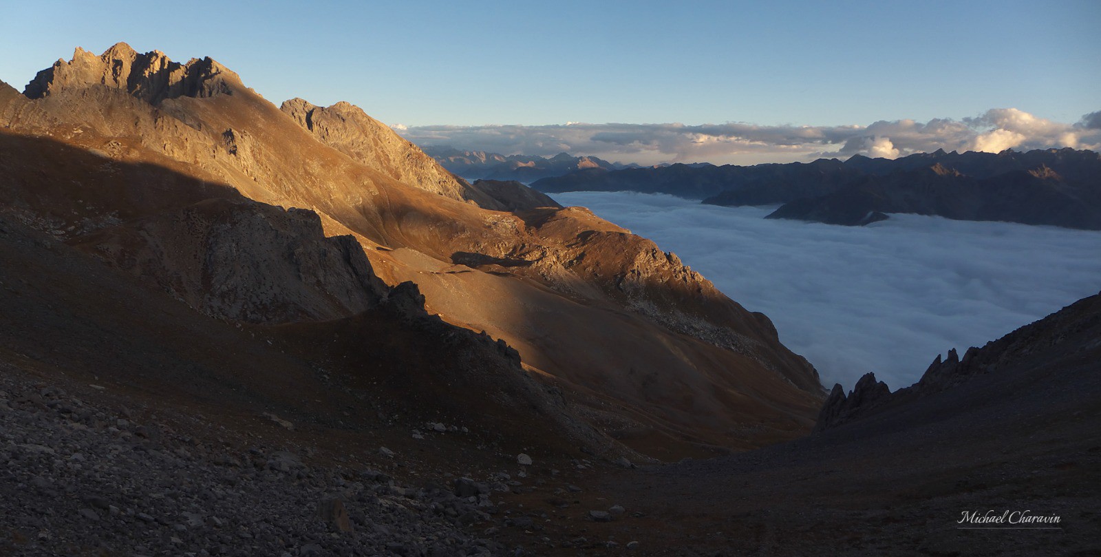 Au Passo Péroni, la nebbia occulte le fond du Val Stura, tandis que les hauteurs, notamment de l'Argentera, prennent des tons mordorés...