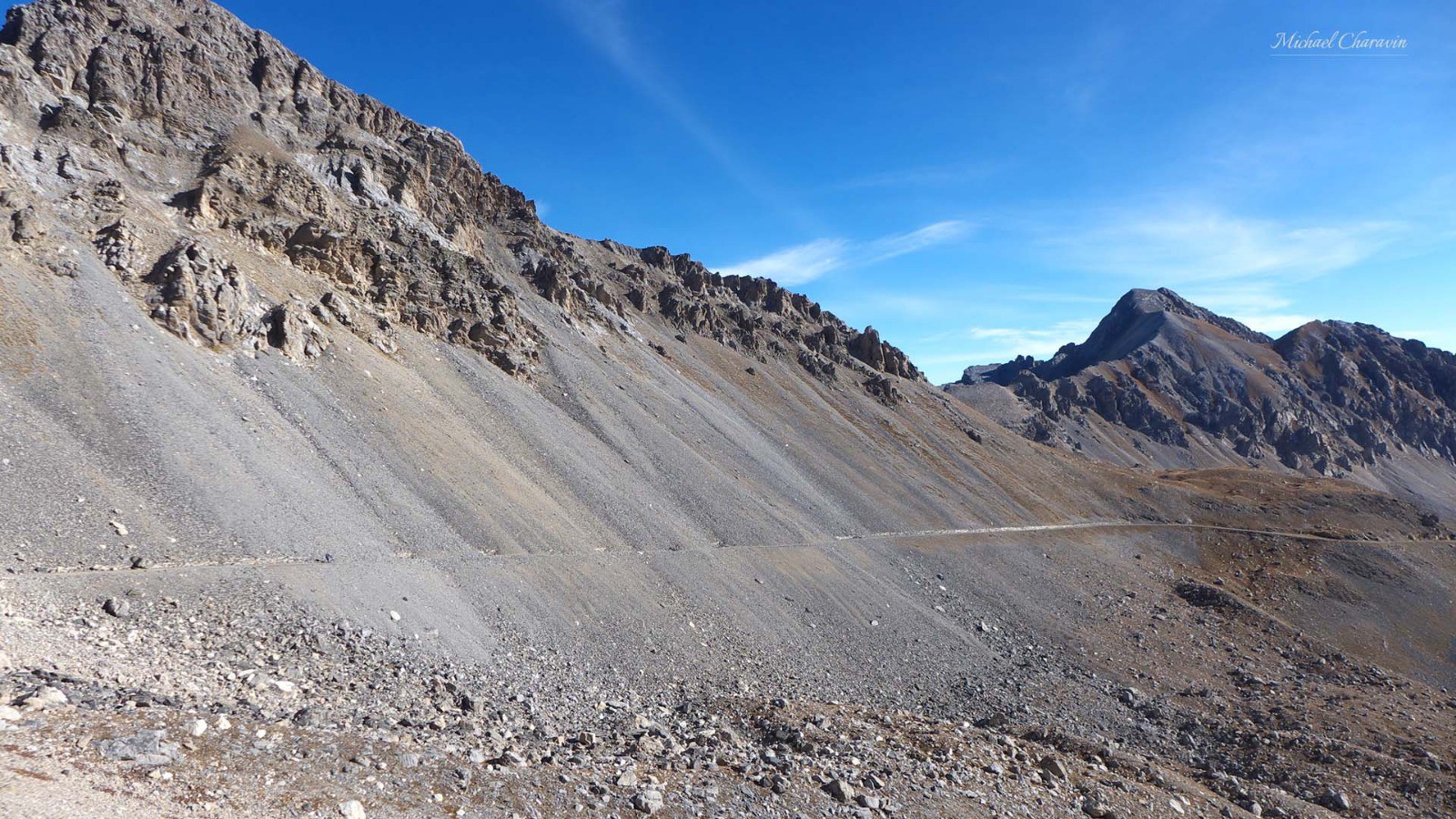 Le sentier qui descend du Passo Rocca Brancia au Passo della Gardetta