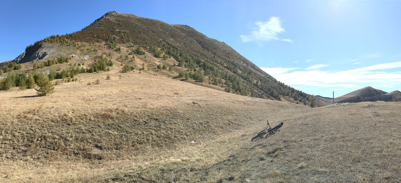 Pano sur la montagne de Denjuan recouverte de rhododendrons 