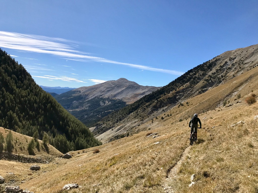 C'est parti pour 7 km de descente, au fond le Mourre Frey