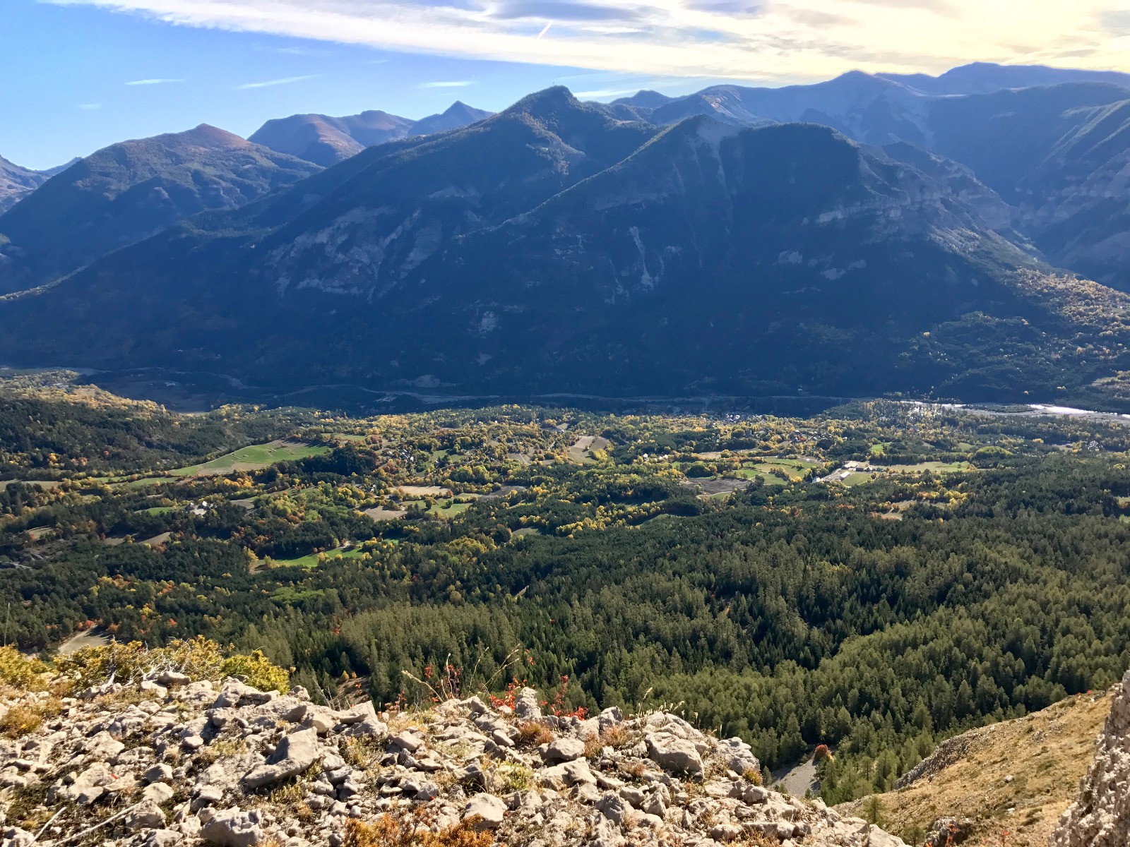 Vue plongeante sur Beauvezer et ses couleurs automnales