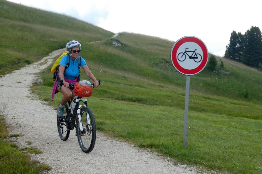 Arrivée au Passo Gardena; on n'a pas vu ce panneau à l'autre bout...