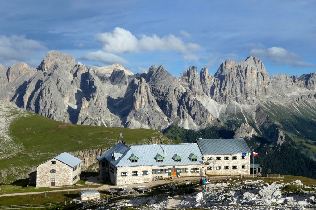 Refuge Bolzano devant le massif du Catinaccio