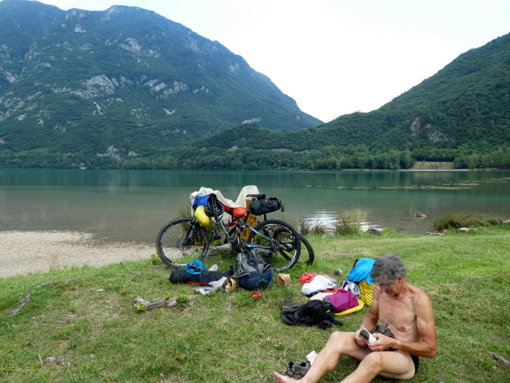 Réparation de chaussure au bord du lac.